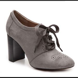 Grey suede lace up oxford pumps
